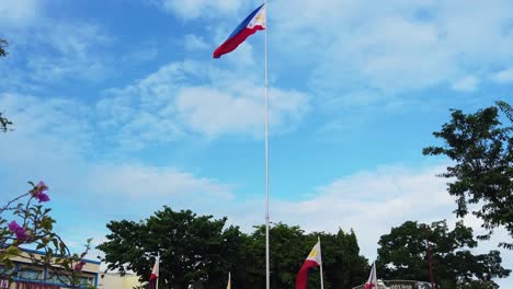 Die-Philippinische-Flagge-Wurde-Während-Des-Philippinischen-Unabhängigkeitstages-Vor-Der-Philippinischen-Stadt-Davao-Gehisst