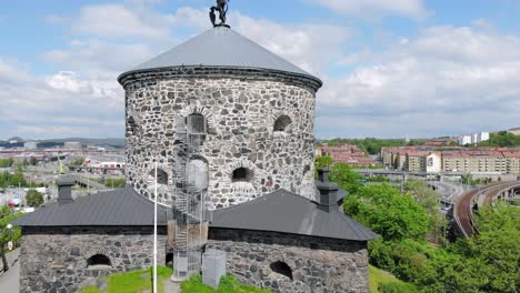 Drone-Ver-La-Fortaleza-Histórica-Skansen-Lejonet-Y-La-Estatua-Del-León-Gotemburgo