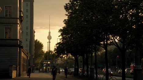 Fußgänger-Auf-Dem-Bürgersteig-Bei-Wunderschönem-Sonnenuntergang-Mit-Schönem-Fernsehturm