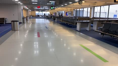 área-De-Puerta-Jetblue-Casi-Vacía-En-El-Aeropuerto-Internacional-Logan-De-Boston-Durante-La-Pandemia-De-Coronavirus