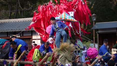 Die-Japaner-In-Omihachiman-Feiern-Sagicho-Matsuri-Mit-Einer-Schwimmschlacht