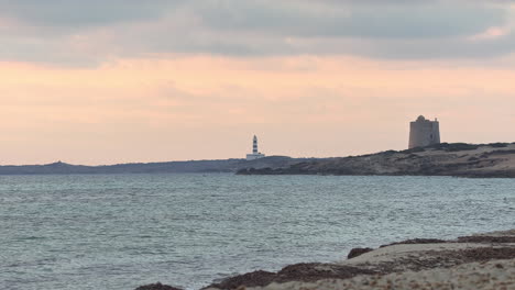 Leuchtturm-Und-Kleine-Festung-Auf-Einer-Halbinsel-In-Ibiza