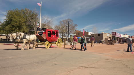 Pferdekutsche-Fährt-Die-Touristen-An-Einem-Sommertag-Durch-Die-Stadt-In-Tombstone,-Arizona---Schwenk