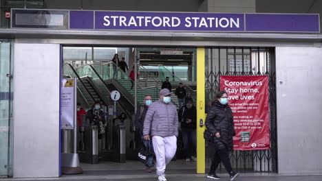 Las-Personas-Que-Usan-Máscaras-Faciales-Salen-De-La-Estación-De-Stratford-Después-De-Que-El-Gobierno-Del-Reino-Unido-Relajara-Las-Restricciones-De-Bloqueo-Del-Coronavirus,-Alentando-El-Regreso-Al-Trabajo-Pero-Instando-A-Las-Personas-A-Evitar-El-Transporte-Público