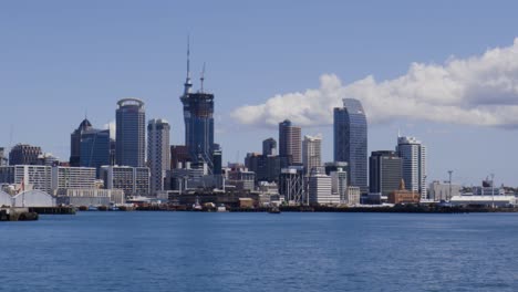 Panning-shot-of-Auckland-skyline-and-Commercial-Bay-on-beautiful-sunny-summer-day,-Auckland,-New-Zealand