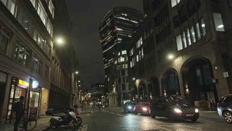 El-Edificio-De-Walkie-Talkie-Fenchurch-Street-De-Londres-Por-La-Noche-Desde-El-Nivel-De-La-Calle