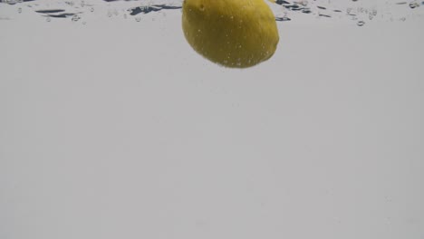 Whole-lemons-splashing-in-water