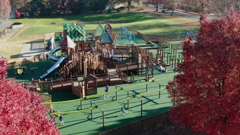 Luftaufnahme-Von-Kindern,-Müttern-Und-Vätern-An-Der-Seilrutsche-Auf-Dem-Spielplatz-Im-Gemeindepark