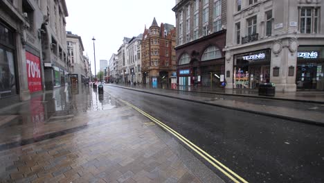 Oxford-Circus-shopping-street,-completely-empty-in-the-middle-of-the-day-on-a-Friday