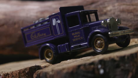 Camión-De-Servicio-De-Leche-Rural-En-Miniatura-Púrpura