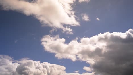 Zeitraffer-Clip-Eines-Sonnigen-Blauen-Himmels-Mit-Weißen,-Grauen-Wolken,-Die-Sich-Bewegen