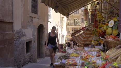 Straßenmarkt-Mit-Obst-Und-Pasta-In-Einer-Kleinen-Italienischen-Stadt