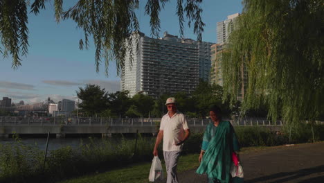 Vieja-Pareja-India-Caminando-En-El-Parque-Estatal-Gantry-Plaza