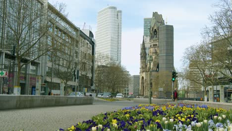 Paisaje-Urbano-De-Berlín-Occidental-Junto-A-Kudamm-Con-Rascacielos-En-Segundo-Plano