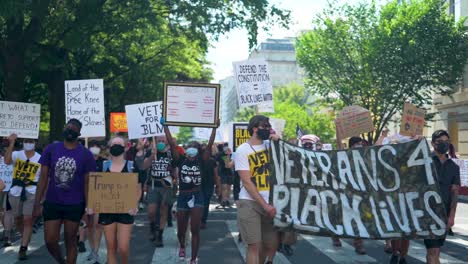 Manifestantes-Marchando-En-El-Centro-De-Washington-D