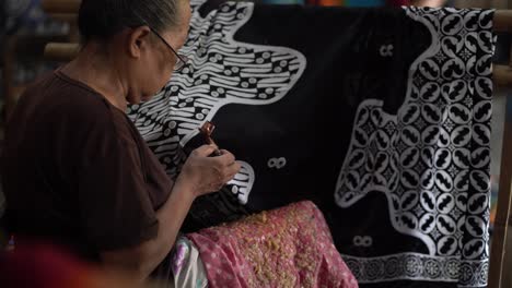 Frauen-Mittleren-Alters,-Die-Batik-Mit-Traditionellen-Händen-Machen