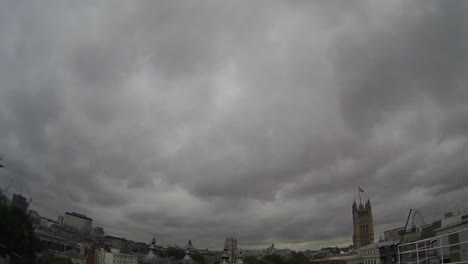 Lapso-De-Tiempo-En-La-Azotea-Sobre-Westminster,-Londres-Con-Dramáticas-Nubes-De-Tormenta-Formándose