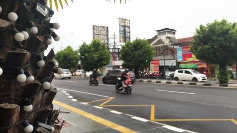 Tráfico-Intenso-En-La-Calle-Laksda-Adisucipto-En-Yogyakarta,-Isla-De-Java,-Indonesia