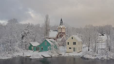 Schöne-Bewaldete-Häuser-Monson-Town,-Maine-Schneefallantenne