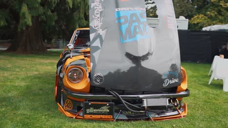 Toma-En-Movimiento-De-Un-Auto-De-Exhibición-Nissan-240z-Completamente-Personalizado