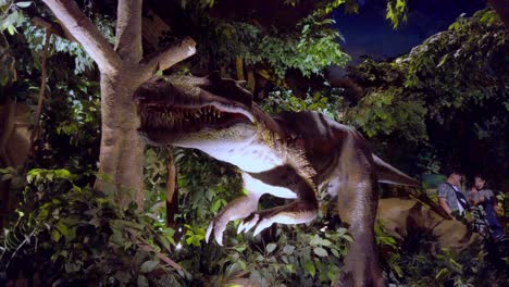 Dinosaurier-Animatronik-Ausstellung-Im-Sunworld-Vergnügungspark-Mit-Suchomimus-Fleischfresser,-Handgeführte-Stallaufnahme