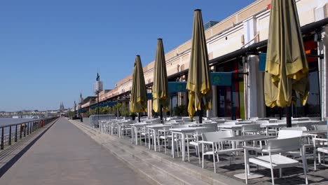 L'Austra-restaurant-on-the-Garonne-river-shore-closed-down-during-the-COVID-19-pandemic,-Pan-left-reveal-shot