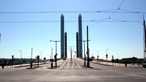 Fast-Leere-Mautstellen-An-Der-Jacques-Chaban-Delmas-Brücke-In-Bordeaux,-Frankreich-Während-Der-Covid-19-Pandemie,-Verschlossene-Mittenaufnahme