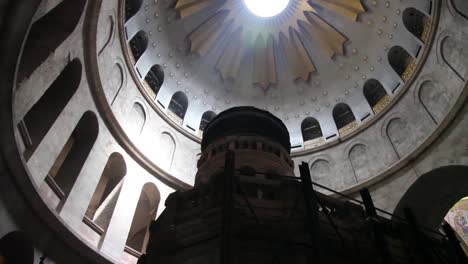 View-under-dome-of-Church-of-the-Holy-Sepulchre-in-Jerusalem,-Israel