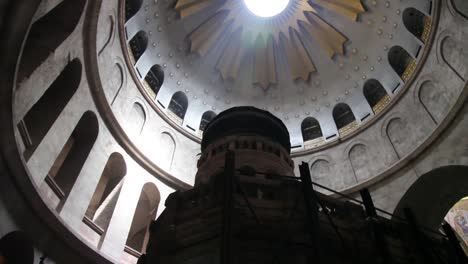 Vista-Bajo-La-Cúpula-De-La-Iglesia-Del-Santo-Sepulcro-En-Jerusalén,-Israel