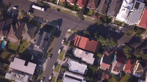 Luftaufnahme-Von-Oben-Nach-Unten-Auf-Das-Wohnviertel-Im-östlichen-Vorort-Von-Sydney,-Das-Einfamilienhäuser-Und-Anwesen-Aus-Der-Drohnenansicht-Zeigt