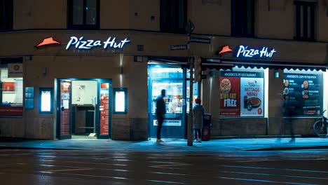 Time-lapse-of-hungry-people-buying-pizza-at-night