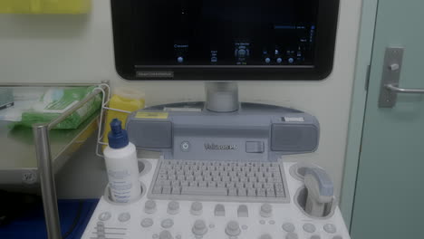 Krankenhausfrauen-Ultraschall-Für-Baby,-Nahaufnahme,-Kameraschwenk-Nach-Unten