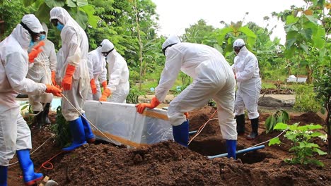 Der-Bestattungsprozess-Einer-Mit-Dem-Corona-virus-Infizierten-Leiche-Mit-Dem-Covid-19-protokoll