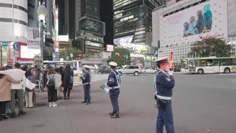 Oficiales-De-Policía-En-Guardia-En-El-Cruce-De-Shibuya-En-Tokio,-Japón,-En-La-Noche-De-Halloween---Halloween-2020---Plano-General