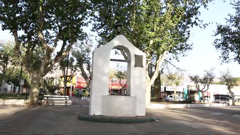 Vista-De-Gente-Caminando-En-La-Plaza-Del-Pueblo-De-Merlo,-San-Luis,-Argentina
