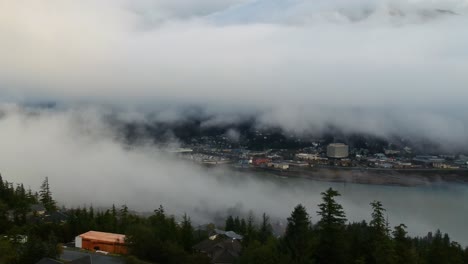 Nubes-De-Niebla-Sobre-El-Río-En-Las-Montañas-De-Alaska