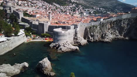 Schwenkansicht-Der-Mächtigen-Stadtmauer-In-Der-Altstadt-Von-Dubrovnik-Und-Der-Pfahlbucht-Auf-Der-Westseite