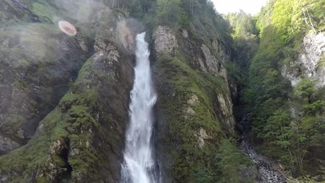 Die-Gischt-Des-Wasserfalls-In-Der-Lichtsteinklamm-Erzeugt-Tröpfchen-Auf-Der-Linse