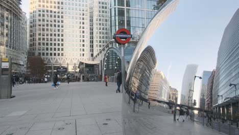 Reflexion-An-Der-Canary-Wharf-Skulptur-Reuters-Plaza-U-Bahnstation-London