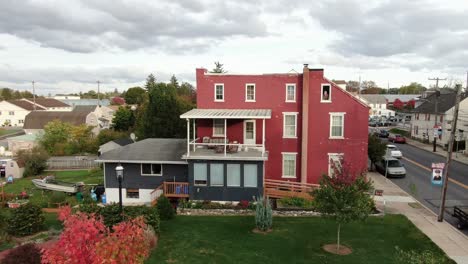 Farbenfrohe,-Aufsteigende-Luftaufnahme-Eines-Dreistöckigen-Hauses-Mit-Mietwohnungen-In-Einer-Kleinstadt-In-Amerika,-USA