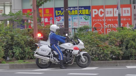 Oficial-De-Policía-De-Tokio-Sentado-En-Una-Motocicleta-De-Policía-Con-Luces-Intermitentes