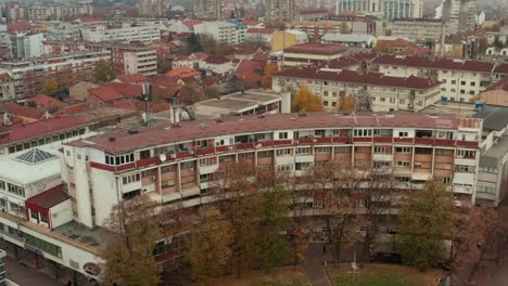 Vista-Aérea-Del-Paisaje-Urbano-De-Kraljevo-Desde-La-Plaza-De-Los-Guerreros-Serbios