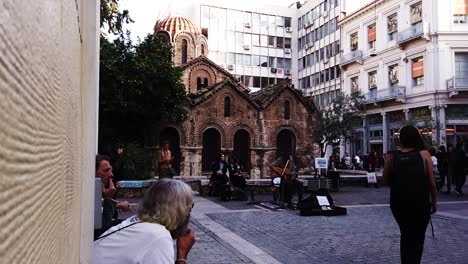 Kirche-Mariä-Himmelfahrt-In-Der-Innenstadt-Von-Athen,-Während-Menschen-Mittags-Herumlaufen