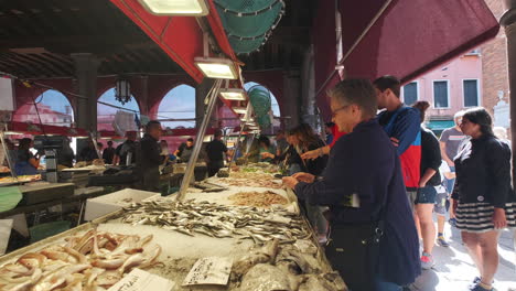 Nahaufnahme-Einer-Frau,-Die-Auf-Dem-Straßenmarkt-In-Venedig-Frische-Fische-Fotografiert