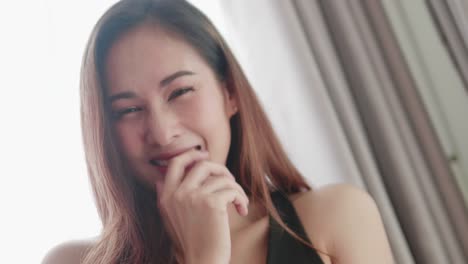 Nahaufnahme-Einer-Sehr-Schönen-Asiatischen-Frau,-Die-Sehr-Süß-Und-Sehr-Glücklich-Lächelt