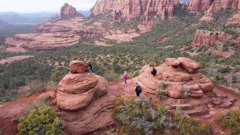 Touristen-Wandern-Auf-Den-Gipfeln-Der-Red-Rocks,-Sedona,-Arizona