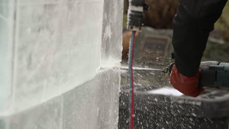 Schieben-Sie-Nach-Links-Auf-Den-Eisbildhauer,-Der-Eisblöcke-Mit-Einer-Säbelsäge-Schneidet,-Zeitlupe