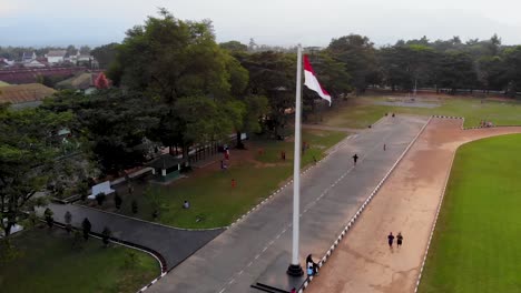 La-Bandera-De-Indonesia-Ondea-En-El-Viento-Sobre-Las-Instalaciones-Recreativas-Al-Aire-Libre-De-La-Ciudad-De-Magelang