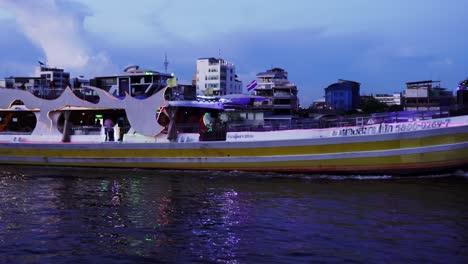 Touristenfähre-Auf-Dem-Chao-Phraya-Fluss-In-Bangkok-Bei-Nacht,-Thailand