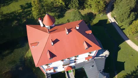 Sneznik-Palast-In-Slowenien,-Luftaufnahme-Der-Burg---Nach-Unten-Geneigte-Luftaufnahme